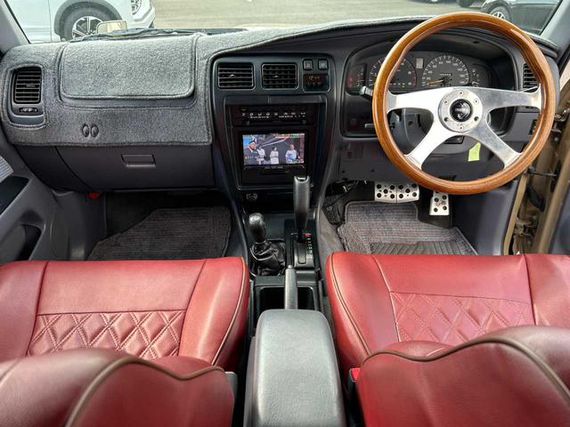 ハイラックスサーフ ＳＳＲ－Ｘ　インタークーラーターボ　ワイド　全塗装　サンルーフ　リフトアップ　ＭＯＭＯウッドステアリング　ＤＥＡＮ１６ＡＷ　グッドリッチＴ／Ａタイヤ　Ｆ／Ｒメッキバンパー　トヨタエンブレムグリル（21枚目）