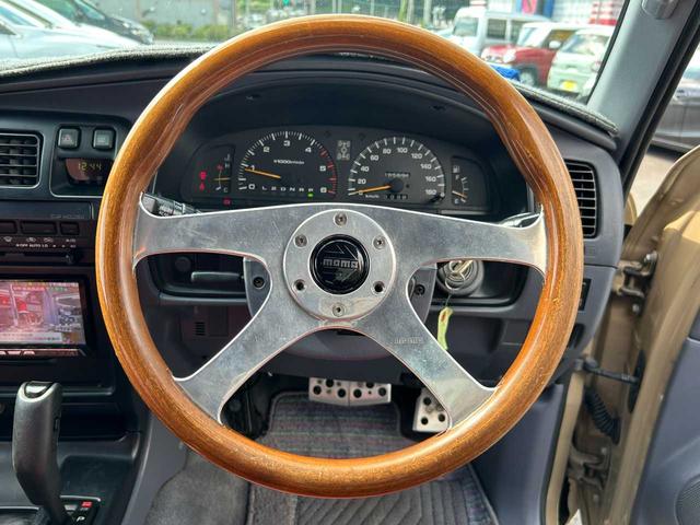 ハイラックスサーフ ＳＳＲ－Ｘ　インタークーラーターボ　ワイド　全塗装　サンルーフ　リフトアップ　ＭＯＭＯウッドステアリング　ＤＥＡＮ１６ＡＷ　グッドリッチＴ／Ａタイヤ　Ｆ／Ｒメッキバンパー　トヨタエンブレムグリル（22枚目）
