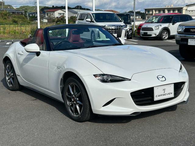 ロードスター １００周年特別記念車　６速ＭＴ　赤革　ＢＯＳＥ　ダークチェリーソフトトップ　ＴＶ　ＤＶＤ再生　シートヒーター　クリアランスソナー　バックカメラ　Ｂｌｕｅｔｏｏｔｈ（3枚目）