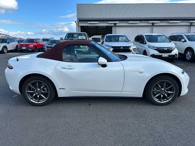 ロードスター １００周年特別記念車　６速ＭＴ　赤革　ＢＯＳＥ　ダークチェリーソフトトップ　ＴＶ　ＤＶＤ再生　シートヒーター　クリアランスソナー　バックカメラ　Ｂｌｕｅｔｏｏｔｈ（8枚目）