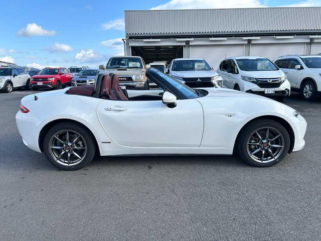 ロードスター １００周年特別記念車　６速ＭＴ　赤革　ＢＯＳＥ　ダークチェリーソフトトップ　ＴＶ　ＤＶＤ再生　シートヒーター　クリアランスソナー　バックカメラ　Ｂｌｕｅｔｏｏｔｈ（9枚目）