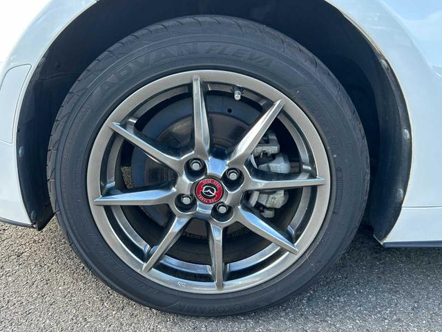 ロードスター １００周年特別記念車　６速ＭＴ　赤革　ＢＯＳＥ　ダークチェリーソフトトップ　ＴＶ　ＤＶＤ再生　シートヒーター　クリアランスソナー　バックカメラ　Ｂｌｕｅｔｏｏｔｈ（21枚目）