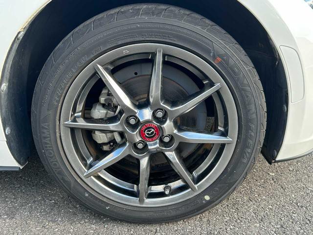 ロードスター １００周年特別記念車　６速ＭＴ　赤革　ＢＯＳＥ　ダークチェリーソフトトップ　ＴＶ　ＤＶＤ再生　シートヒーター　クリアランスソナー　バックカメラ　Ｂｌｕｅｔｏｏｔｈ（22枚目）