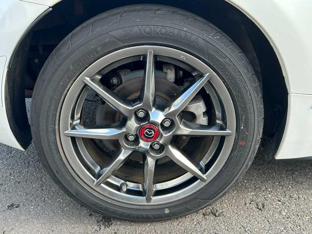 ロードスター １００周年特別記念車　６速ＭＴ　赤革　ＢＯＳＥ　ダークチェリーソフトトップ　ＴＶ　ＤＶＤ再生　シートヒーター　クリアランスソナー　バックカメラ　Ｂｌｕｅｔｏｏｔｈ（23枚目）