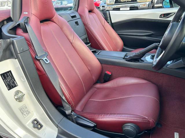 ロードスター １００周年特別記念車　６速ＭＴ　赤革　ＢＯＳＥ　ダークチェリーソフトトップ　ＴＶ　ＤＶＤ再生　シートヒーター　クリアランスソナー　バックカメラ　Ｂｌｕｅｔｏｏｔｈ（24枚目）