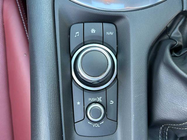 ロードスター １００周年特別記念車　６速ＭＴ　赤革　ＢＯＳＥ　ダークチェリーソフトトップ　ＴＶ　ＤＶＤ再生　シートヒーター　クリアランスソナー　バックカメラ　Ｂｌｕｅｔｏｏｔｈ（42枚目）