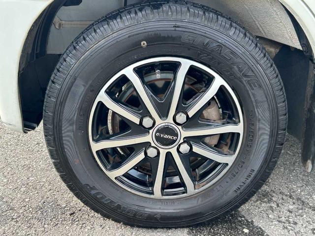 サンバーバン ＶＣスマートアシスト　５ＭＴ　４ＷＤ　ＬＥＤヘッドランプ　フォグランプ　キーレス　Ｂｌｕｅｔｏｏｔｈ　ＣＤ（13枚目）