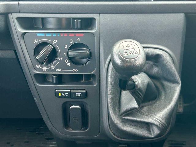 サンバーバン ＶＣスマートアシスト　５ＭＴ　４ＷＤ　ＬＥＤヘッドランプ　フォグランプ　キーレス　Ｂｌｕｅｔｏｏｔｈ　ＣＤ（25枚目）