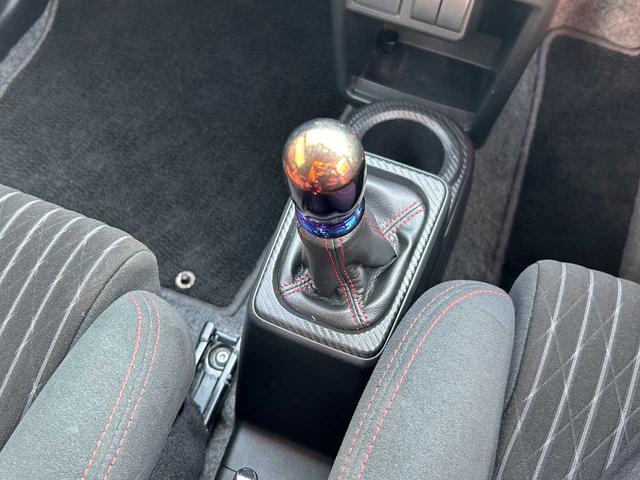 ベースグレード　車高調グレッディトラスト　ロングハブボルト打ち換え　アクセルセンターブラケット　ＣＵＳＣＯシフトリンケージカラー　ＭＯＮＳＴＥＲペダルカバー　バンパーガーニッシュダクト　ステアリングローポジ　社外ステ（画像32）