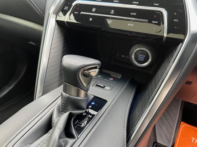 ハリアー Ｚ　ワンオーナー禁煙車　パノラマルーフ付　ダウンサス　２１インチホイール　ＰＨＥＶ用ロアグリル　テールスモーク加工（11枚目）