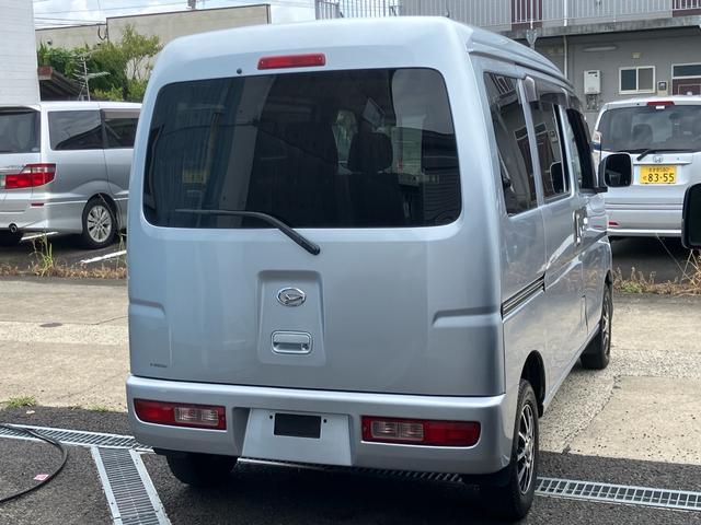 ハイゼットカーゴ クルーズリミテッド　／ハイルーフ／５速ＭＴ／ＳＤナビ／フルセグＴＶ／Ｂｌｕｅｔｏｏｔｈ／ＤＶＤ再生／キーレスエントリー／パワーウインドウ／電動格納ドアミラー／革調シートカバー／社外１２ｉｎｃｈアルミホイール（4枚目）