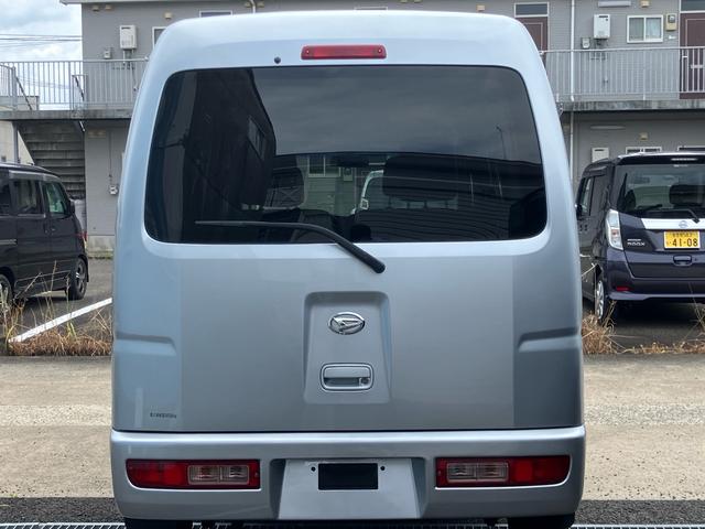 ハイゼットカーゴ クルーズリミテッド　／ハイルーフ／５速ＭＴ／ＳＤナビ／フルセグＴＶ／Ｂｌｕｅｔｏｏｔｈ／ＤＶＤ再生／キーレスエントリー／パワーウインドウ／電動格納ドアミラー／革調シートカバー／社外１２ｉｎｃｈアルミホイール（5枚目）