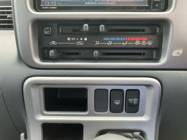ハイゼットカーゴ クルーズリミテッド　／ハイルーフ／５速ＭＴ／ＳＤナビ／フルセグＴＶ／Ｂｌｕｅｔｏｏｔｈ／ＤＶＤ再生／キーレスエントリー／パワーウインドウ／電動格納ドアミラー／革調シートカバー／社外１２ｉｎｃｈアルミホイール（20枚目）