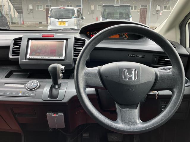 フリード Ｇ　エアロ　Ｌパッケージ　ナビ・ワンセグＴＶ／バックカメラ／ＥＴＣ／ＣＤ・ＤＶＤ再生／オートエアコン／両側スライドドア・左リア電動／８人乗り／車検整備付き（3枚目）