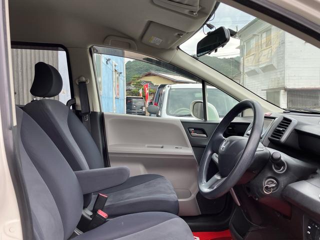 フリード Ｇ　エアロ　Ｌパッケージ　ナビ・ワンセグＴＶ／バックカメラ／ＥＴＣ／ＣＤ・ＤＶＤ再生／オートエアコン／両側スライドドア・左リア電動／８人乗り／車検整備付き（13枚目）