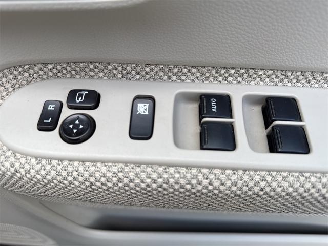 アルトラパン Ｓ　ＥＴＣ　ＴＶ　衝突被害軽減システム　オートライト　ＨＩＤ　スマートキー　アイドリングストップ　電動格納ミラー　シートヒーター　ベンチシート　ＣＶＴ　盗難防止システム　ＡＢＳ　ＥＳＣ　ＣＤ（11枚目）