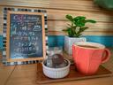 女性スタッフも在籍しておりますので、女性の方でも気兼ねなくご相談下さい。カフェ感覚でお話いただける店内になっております♪