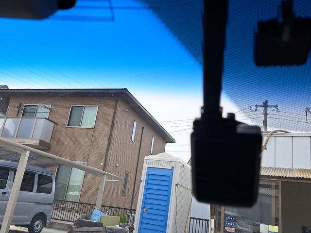 ヴェゼル ハイブリッドＸ　ドライブレコーダー　バックカメラ　オートクルーズコントロール　衝突被害軽減システム　ナビ　ＬＥＤヘッドランプ　アルミホイール　スマートキー　アイドリングストップ　電動格納ミラー　ＡＴ　盗難防止システム（3枚目）