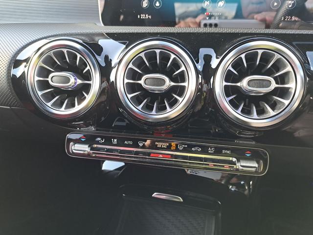 Aクラス A180 AMGラインスタイル サンルーフ ナビ クリアランスソナー オートクルーズコントロール アルミホイール オートライト パワーシート 電動格納ミラー シートヒーター(5枚目)