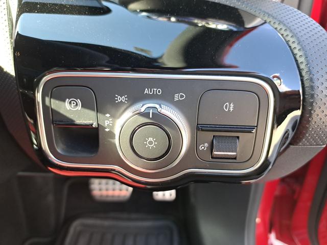 Aクラス A180 AMGラインスタイル サンルーフ ナビ クリアランスソナー オートクルーズコントロール アルミホイール オートライト パワーシート 電動格納ミラー シートヒーター(8枚目)