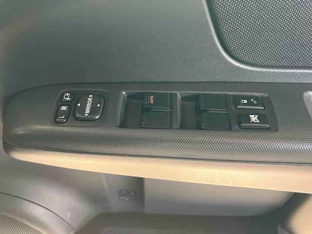 ステラ カスタムＲ　スマートキー　電動格納ミラー　ベンチシート　ＣＶＴ　盗難防止システム　ＡＢＳ　ＣＤ　ミュージックプレイヤー接続可　アルミホイール　衝突安全ボディ　エアコン　パワーステアリング　パワーウィンドウ（8枚目）