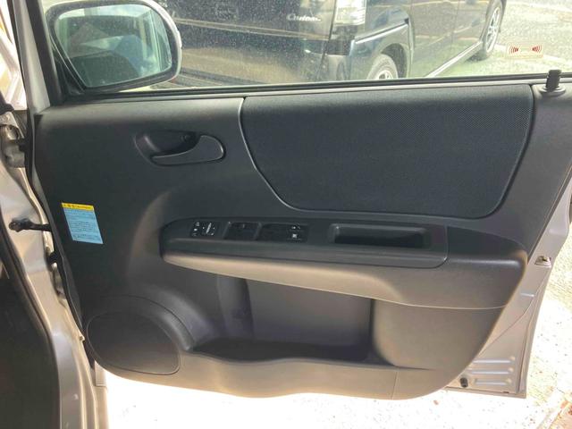 ステラ カスタムＲ　スマートキー　電動格納ミラー　ベンチシート　ＣＶＴ　盗難防止システム　ＡＢＳ　ＣＤ　ミュージックプレイヤー接続可　アルミホイール　衝突安全ボディ　エアコン　パワーステアリング　パワーウィンドウ（27枚目）