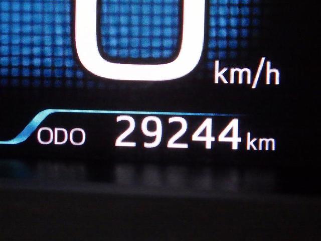 プリウス Ａプレミアム　革シート　フルセグ　メモリーナビ　ＤＶＤ再生　バックカメラ　衝突被害軽減システム　ＥＴＣ　ＬＥＤヘッドランプ　ワンオーナー　盗難防止装置　アルミホイール　ＣＤ　電動シート　スマートキー　フル装備（7枚目）