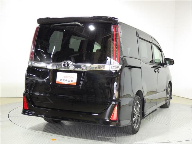 ノア Ｓｉ　フルセグ　メモリーナビ　ＤＶＤ再生　後席モニター　バックカメラ　衝突被害軽減システム　ＥＴＣ　両側電動スライド　ＬＥＤヘッドランプ　ウオークスルー　乗車定員８人　３列シート　ワンオーナー　フルエアロ（3枚目）