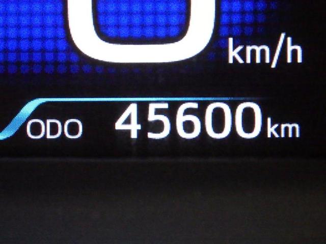 プリウス Ｓ　ワンセグ　メモリーナビ　バックカメラ　衝突被害軽減システム　ＬＥＤヘッドランプ　ワンオーナー　盗難防止装置　アルミホイール　ＣＤ　スマートキー　オートクルーズコントロール　フル装備　エアバッグ（8枚目）