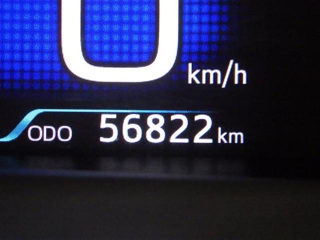 プリウス Ｓセーフティプラス　ワンセグ　メモリーナビ　ＤＶＤ再生　バックカメラ　衝突被害軽減システム　ＥＴＣ　ＬＥＤヘッドランプ　盗難防止装置　アルミホイール　ＣＤ　スマートキー　オートクルーズコントロール　フル装備　エアバッグ（7枚目）