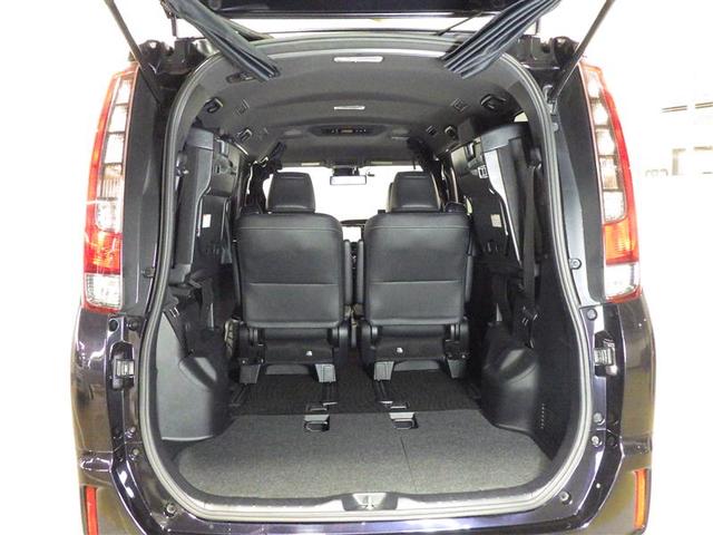 エスクァイア ハイブリッドＧｉ　ブラックテーラード　フルセグ　メモリーナビ　ＤＶＤ再生　バックカメラ　衝突被害軽減システム　ＥＴＣ　両側電動スライド　ＨＩＤヘッドライト　ウオークスルー　乗車定員７人　３列シート　盗難防止装置　アルミホイール　ＣＤ（30枚目）