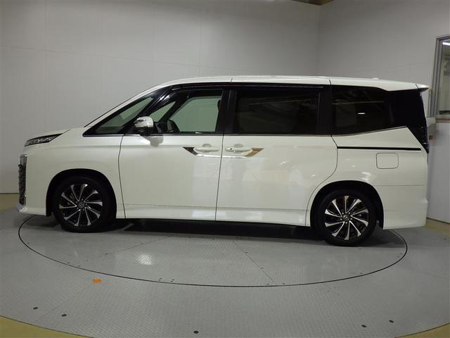 ヴォクシー ハイブリッドＳ－Ｚ　フルセグ　メモリーナビ　ＤＶＤ再生　ミュージックプレイヤー接続可　後席モニター　バックカメラ　衝突被害軽減システム　ＥＴＣ　両側電動スライド　ＬＥＤヘッドランプ　乗車定員７人　３列シート　ワンオーナー（2枚目）