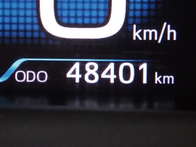 プリウス Ｓ　メモリーナビ　ミュージックプレイヤー接続可　バックカメラ　衝突被害軽減システム　ＥＴＣ　ＬＥＤヘッドランプ　盗難防止装置　アルミホイール　ＣＤ　スマートキー　オートクルーズコントロール　フル装備（7枚目）