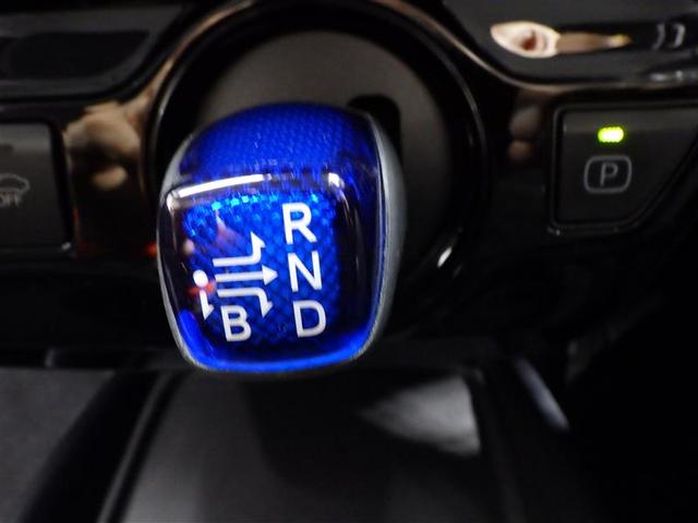 プリウス Ｓ　メモリーナビ　ミュージックプレイヤー接続可　バックカメラ　衝突被害軽減システム　ＥＴＣ　ＬＥＤヘッドランプ　盗難防止装置　アルミホイール　ＣＤ　スマートキー　オートクルーズコントロール　フル装備（13枚目）