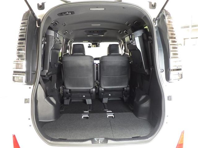 ヴォクシー ハイブリッドＺＳ　煌ＩＩＩ　フルセグ　メモリーナビ　ＤＶＤ再生　後席モニター　バックカメラ　衝突被害軽減システム　ＥＴＣ　両側電動スライド　ＬＥＤヘッドランプ　乗車定員７人　３列シート　ワンオーナー　フルエアロ　盗難防止装置（30枚目）