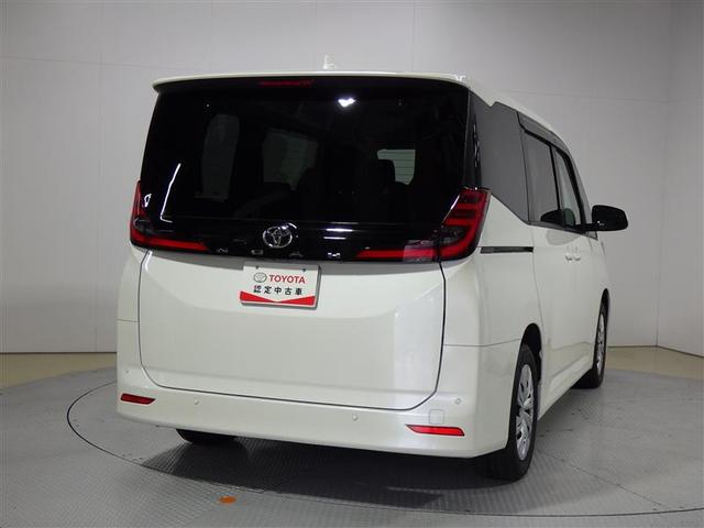 ノア Ｘ　衝突被害軽減システム　両側電動スライド　ＬＥＤヘッドランプ　ウオークスルー　乗車定員８人　３列シート　ワンオーナー　盗難防止装置　スマートキー　オートクルーズコントロール　フル装備　エアバッグ（3枚目）