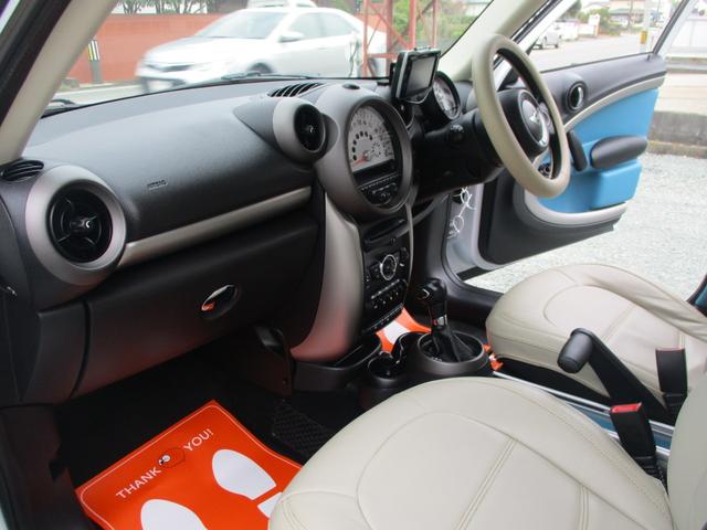 ＭＩＮＩ ワン　クロスオーバー　ミニのＳＵＶグレード　異臭無し　九州使用車下回り錆びなく安心　ガラスコーティング処理済　ステアリングカバーはシートカバーと同色です。（22枚目）