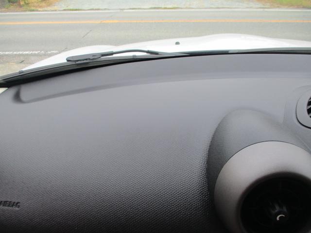 ＭＩＮＩ ワン　クロスオーバー　ミニのＳＵＶグレード　異臭無し　九州使用車下回り錆びなく安心　ガラスコーティング処理済　ステアリングカバーはシートカバーと同色です。（23枚目）