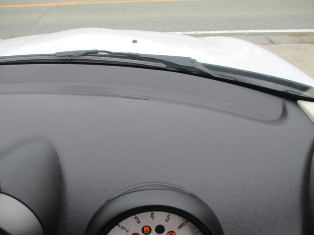 ＭＩＮＩ ワン　クロスオーバー　ミニのＳＵＶグレード　異臭無し　九州使用車下回り錆びなく安心　ガラスコーティング処理済　ステアリングカバーはシートカバーと同色です。（24枚目）
