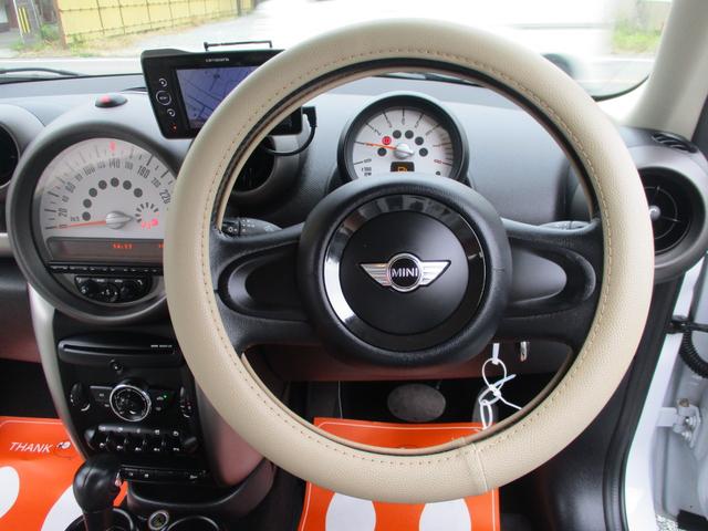 ＭＩＮＩ ワン　クロスオーバー　ミニのＳＵＶグレード　異臭無し　九州使用車下回り錆びなく安心　ガラスコーティング処理済　ステアリングカバーはシートカバーと同色です。（28枚目）