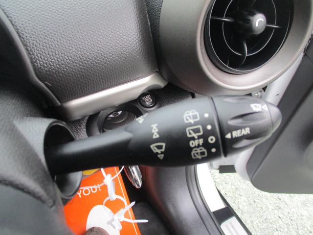ＭＩＮＩ ワン　クロスオーバー　ミニのＳＵＶグレード　異臭無し　九州使用車下回り錆びなく安心　ガラスコーティング処理済　ステアリングカバーはシートカバーと同色です。（35枚目）
