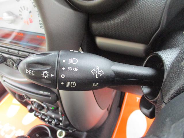 ＭＩＮＩ ワン　クロスオーバー　ミニのＳＵＶグレード　異臭無し　九州使用車下回り錆びなく安心　ガラスコーティング処理済　ステアリングカバーはシートカバーと同色です。（36枚目）