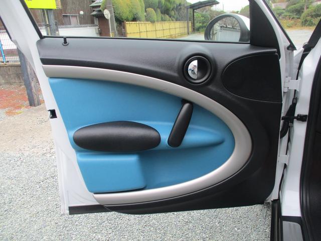 ＭＩＮＩ ワン　クロスオーバー　ミニのＳＵＶグレード　異臭無し　九州使用車下回り錆びなく安心　ガラスコーティング処理済　ステアリングカバーはシートカバーと同色です。（49枚目）