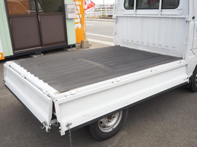 サンバートラック ＴＢ　４ＷＤ　エクストラロー　５速　エアコン　パワステ　４ＷＤ　エクストラロー　５速　三方開　運転席エアバッグ　ビニールシート　エアコン　パワステ　ドアバイザー　作業灯　リアエンジン（30枚目）