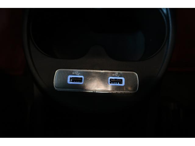 ●「ＵＳＢ接続」お手持ちのミュージックプレーヤーを接続し、車内でお気に入りの音楽を気軽に楽しむことができます♪