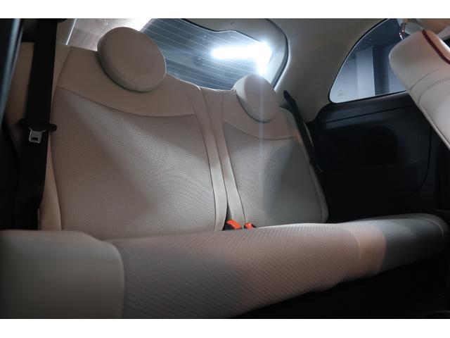 ●後席のスペースです！足元もゆったりくつろげるスペースが十分にありますね！長距離ドライブも楽チンです！