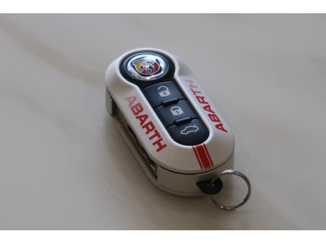 アバルト６９５ コンペティツィオーネ　ワンオーナー　左Ｈ　ＭＴ車　ａｐｐｌｅｃａｒｐａｙ対応ディスプレイオーディオ　ＥＴＣ　バックソナー　フロント＆リアフォグランプ　Ｂｌｕｅｔｏｏｔｈ接続対応＆ＵＳＢ接続ポート　取説＆保証書　１年保証付き（9枚目）