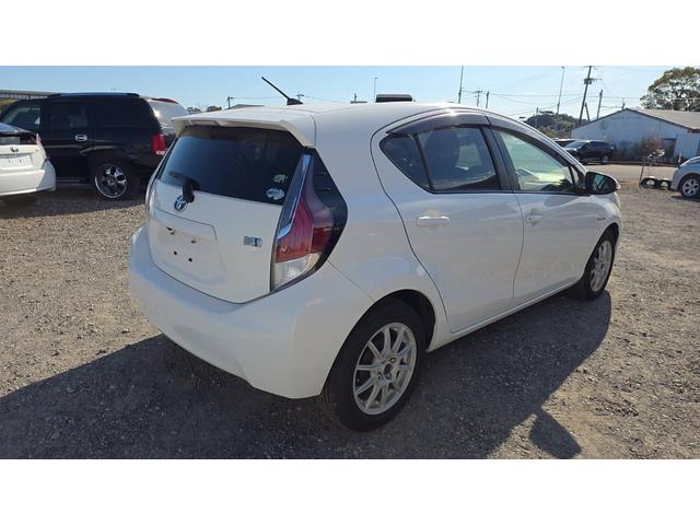 アクア Ｇ　Ｂｌｕｅｔｏｏｔｈオーディオ　後席モニター　キーレスエントリー　電動格納ミラー　メモリーナビ　アイドリングストップ　衝突安全ボディ（5枚目）