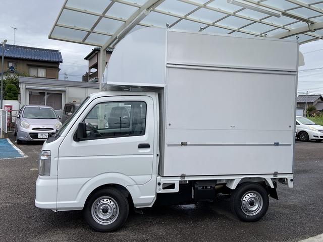 キャリイトラック 　キッチンカー移動販売車４ＷＤ現行６型４速オートマオートライトエアコンパワステパワーウインドウキーレス左側販売口販売仕切り窓キャビン上収納戸袋新品台下冷蔵庫換気扇２００Ｌ給排水タンク８ナンバー対応可能（3枚目）