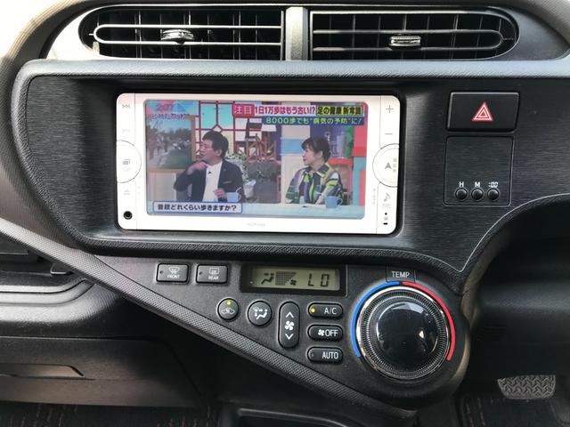 アクア Ｇ　ＥＴＣ　バックカメラ　ナビ　ＴＶ　アルミホイール　キーレスエントリー　アイドリングストップ　電動格納ミラー　ＣＶＴ　衝突安全ボディ　ＡＢＳ　ＥＳＣ　Ｂｌｕｅｔｏｏｔｈ　エアコン　パワーステアリング（4枚目）